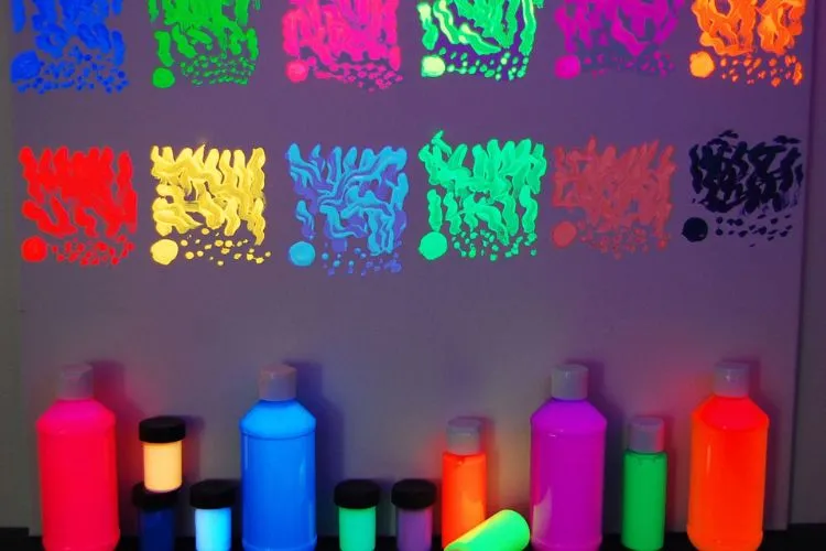 How to Make Acrylic Paint Glow in Blacklight